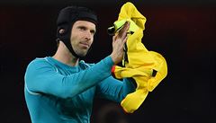 Petr ech tleská fanoukm na Emirates Stadium.