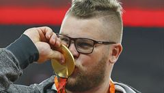 Pawel Fajdek líbá zlatou medaili, kterou získal na světovém šampionátu v...