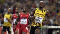 V cíli s úsmvem. Bolt vyklusává po závod na 200 metr.