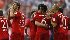 Fotbalisté Bayernu Mnichov se radují ze vstelené branky.