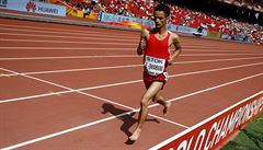 Jemenský bec Abdullah Al-Qwabani nastoupil do rozbhu závodu na 5000 metr na...