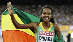 Etiopanka Genzebe Dibabaová se raduje ze zlata na 1500 metrech.