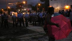 Policie rozhání protestující po zastelení dalího ernocha.