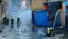 Velitel praských hasi sdlil, e statik bhem dopoledne povolil poárníkm a...