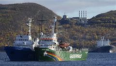 Arctic Sunrise, loď aktivistů Greenpeace, kotví v ruském arktickém přístavu...