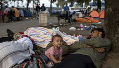 Rodina migrant odpoívá v parku nedaleko hlavního vlakového nádraí v...