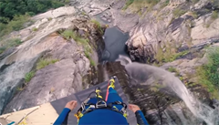 VIDEO: Švýcar skočil do vody z 59 metrů. Co na to váš žaludek?