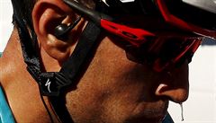 VIDEO: Podvodník Nibali. Při etapě se držel auta a byl diskvalifikován z Vuelty