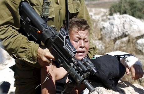 Izraelský voják zasahuje proti palestinskému chlapi (ilustraní snímek).