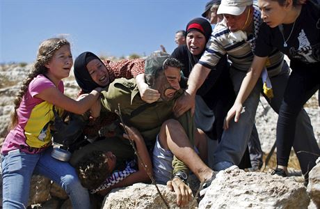 Palestinci se s vojkem petahuj.