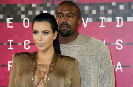 Kim Kardashian a Kanye West pi cenách v LA.