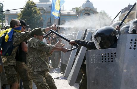 Stety mezi demonstranty a podkovou polici ped sdlem ukrajinskho...