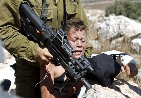Izraelský voják zasahuje proti palestinskému chlapi (ilustraní snímek).