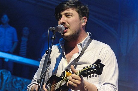 Frontman kapely Marcus Mumford je originální za vech okolností.