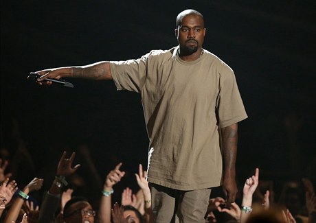 Kanye West dorazil ve vytahaném triku.