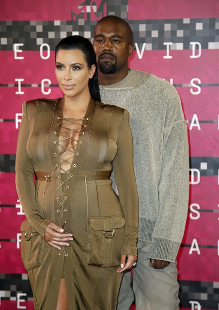 Kim Kardashian a Kanye West pi cenách v LA.