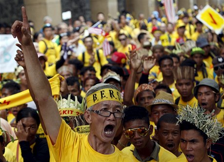 Podporovatele prodemokratické organizace "Bersih" (istí) vede skupina místních...