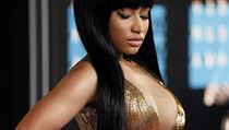 Zpěvačka Nicki Minaj ve zlatých poloprůhledných šatech