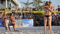 Vpravo plážová volejbalistka Kristýna Kolocová (zády) se objímá s novou...