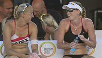 Plážová volejbalistka Kristýna Kolocová (vpravo) se baví s novou spoluhráčkou...