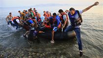 Gumov lun syrskch uprchlk pistv na pli eckho ostrova Kos....