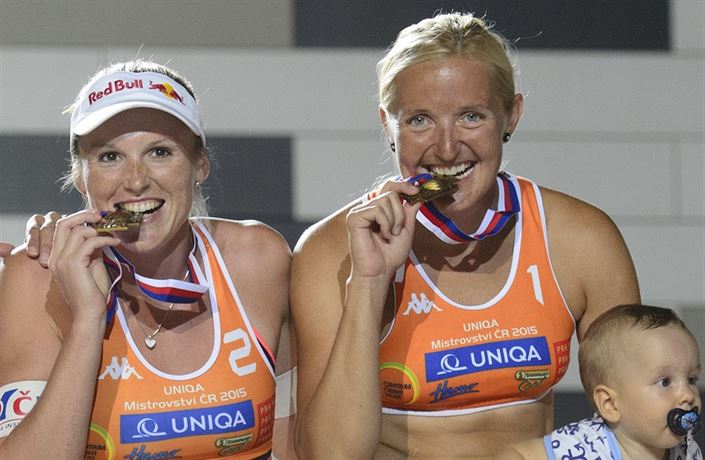 Kristýna Kolocová (vlevo) se s novou spoluhrákou a ji maminkou Hanou...