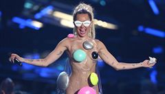 Zpvaka Miley Cyrusová skoro nahá
