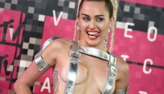 Miley Cyrusová se stíbrnými páskami na prsou