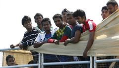 Uprchlíci ekají na vylodní v sicilském pístavu Messina.