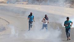 Demonstranti museli utíkat ped slzným plynem izraelských voják.