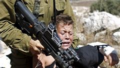 Izraelsk vojk chtl zadret 11letho chlapce. Vrhly se na nj Palestinky