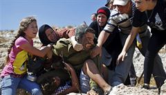 Palestinci se s vojákem petahují.