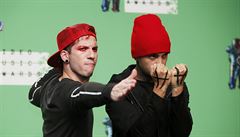 Josh Dun a Tyler Joseph ze skupiny Twenty One Pilots pózovali v pozadí události.