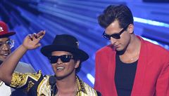 Bruno Mars a Mark Ronson pijímají cenu za muský videoklip