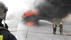 Díky masivnímu nasazení techniky dokázali hasii v roce 2008 do Sapy dodat...