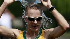 OSV̎ENÍ. Australan Jared Tallent se ochlazuje bhem závodu v chzi na 50...