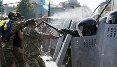 Stety mezi demonstranty a poádkovou policií ped sídlem ukrajinského...