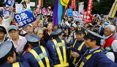 Ped budovou parlamentu v Tokiu zadrovala proudy protestujících policie.