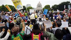 Tisícové protesty proti vládním návrhm se opakují v Tokiu po celé léto.