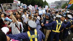 Vtina Japonc se domnívá, e schvalované válené zákony jsou protiústavní,...