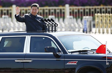 ínský prezident Si in-pching bhem vojenské pehlídky v Pekingu.