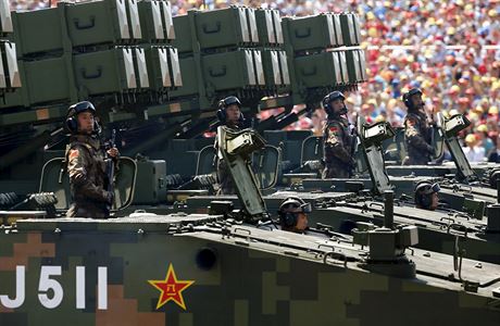 ínská lidová armáda (ilustraní snímek z vojenské pehlídky v Pekingu).