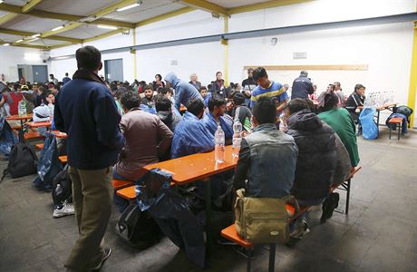 Uprchlíci odpoivájí v registraním stedisku na nádraí v Mnichov.