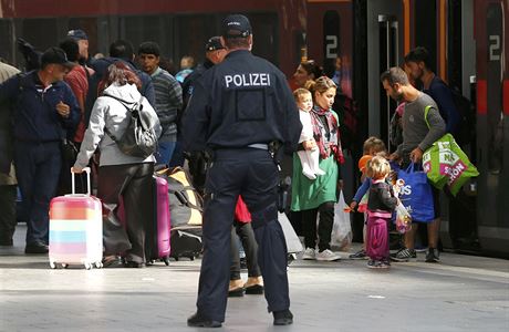 Policista dohlíí na výstup uprchlík z vlaku na nádraí v Mnichov.