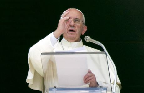Pape Frantiek bhem nedlní modlitby na Svatopetrském námstí.