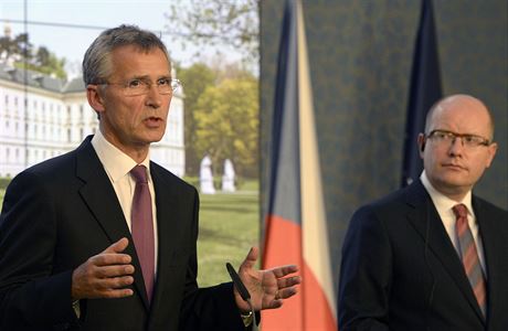 Pedseda vlády Bohuslav Sobotka (vpravo) a generální tajemník NATO Jens...