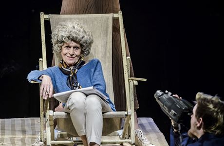 Marie Spurná jako Olga havlová v inscenaci Velvet Havel v Divadle Na zábradlí