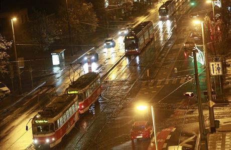 Dopravn kolaps tramvaj v Praze na Vinohradsk ulici.