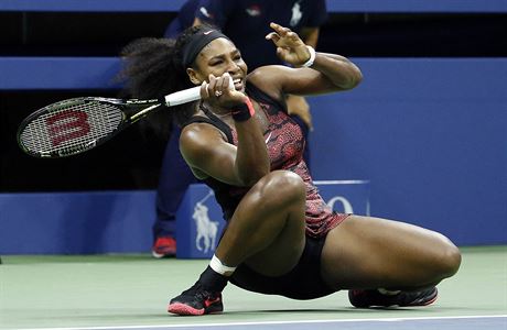 Serena Williamsov bhem utkn se svou sestrou Venus na US Open.