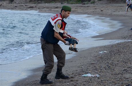 Turecký policista odnáí tlo malého syrského chlapce, který se utopil u...
